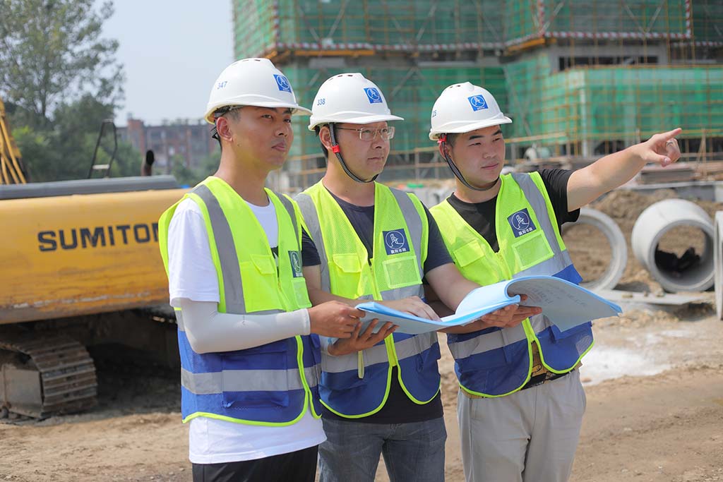 向奮斗在高溫下的市政建設(shè)者致敬